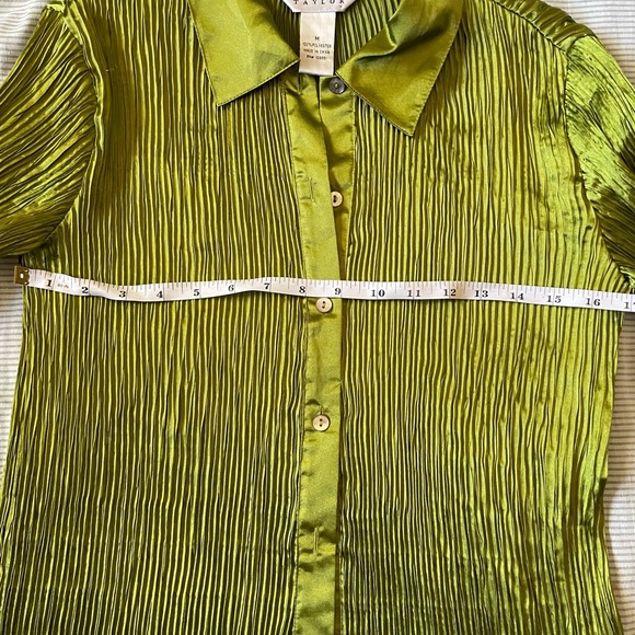 Allison Taylor Green blouse. - Picture 8 of 9